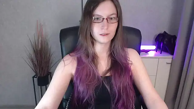 Snapshot of emmaxDelight chatting on December 4, 7:17 am emmaxDelight online show from December 4, 7:17 am