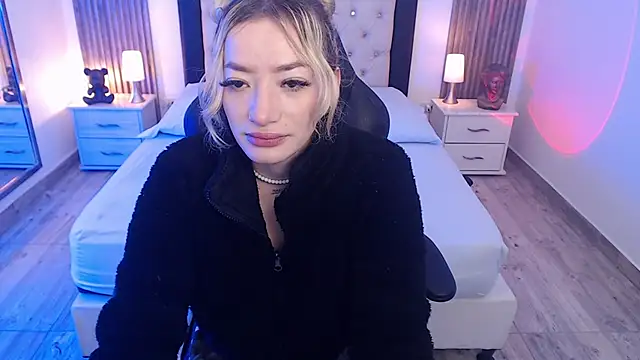 Snapshot of zoe_jones13 chatting on September 27, 3:33 am zoe jones13 online show from September 27, 3:33 am