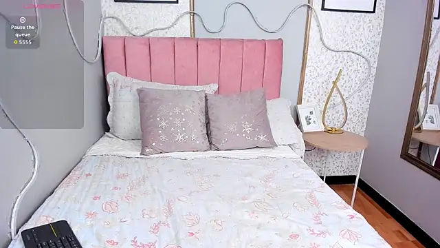 Snapshot of LARISSAEVANS chatting on November 26, 3:07 am LARISSAEVANS online show from November 26, 3:07 am