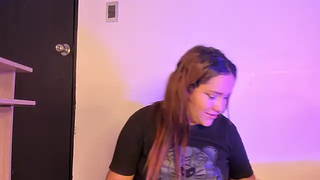 Snapshot of aprill21_ chatting on February 4, 4:50 pm aprill21 online show from February 4, 4:50 pm