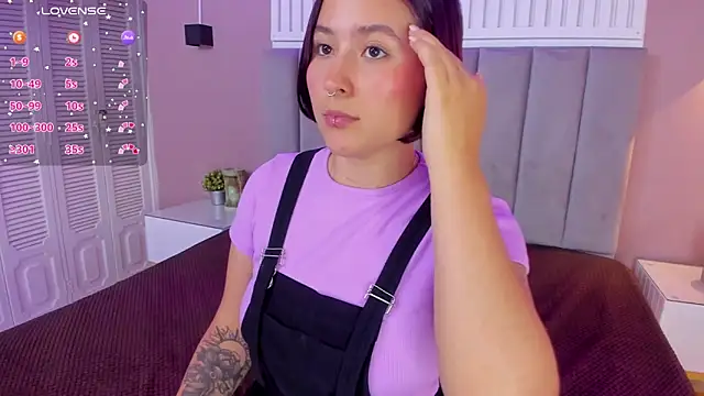 Snapshot of dyvis_22 chatting on February 2, 2:13 pm dyvis 22 online show from February 2, 2:13 pm