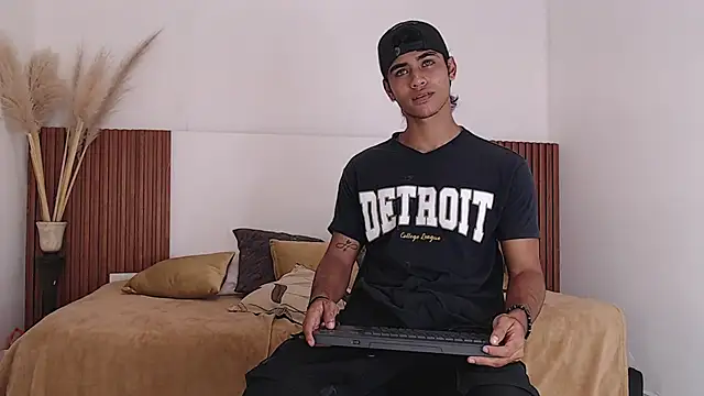 Snapshot of zander_2120 chatting on December 13, 6:38 pm zander 2120 online show from December 13, 6:38 pm