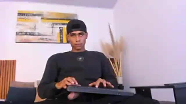 Snapshot of zander_2120 chatting on October 24, 1:51 pm zander 2120 online show from October 24, 1:51 pm