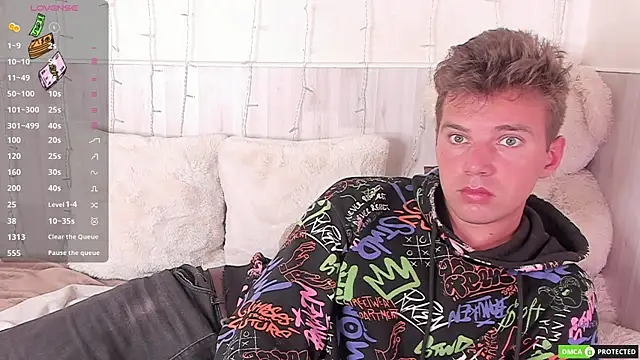 ArthurWhitee online show from December 3, 8:45 am