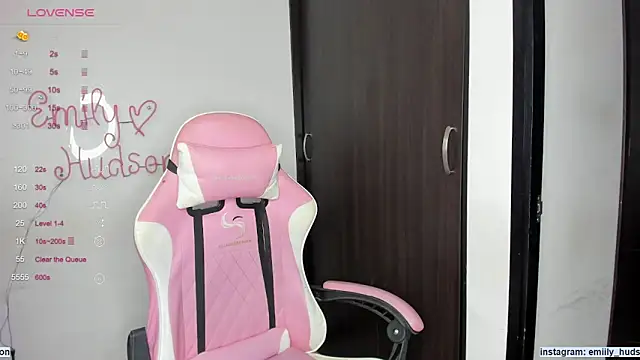 Snapshot of emily_huddson_ chatting on December 10, 5:22 pm emily huddson online show from December 10, 5:22 pm