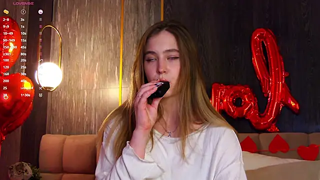 Snapshot of LoraineLuff chatting on February 16, 9:05 pm LoraineLuff online show from February 16, 9:05 pm