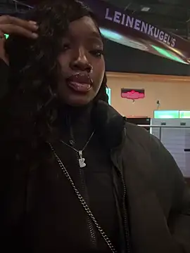 Snapshot of londonsfantasy chatting on November 11, 3:28 am londonsfantasy online show from November 11, 3:28 am