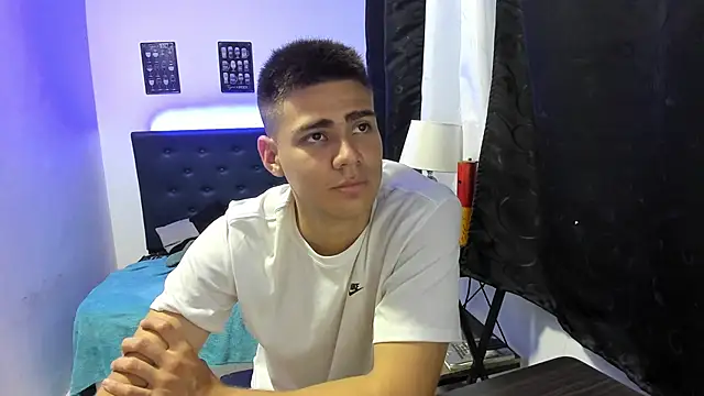 Snapshot of Brian_cx chatting on December 11, 4:18 am Brian cx online show from December 11, 4:18 am