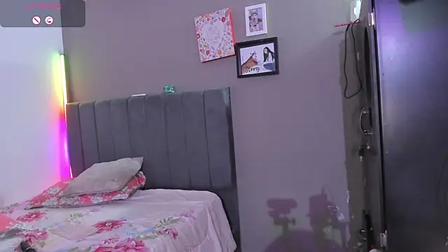 Snapshot of curvy_jhacky chatting on March 15, 12:15 am curvy jhacky online show from March 15, 12:15 am