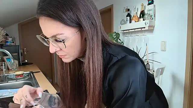 BrownieyQueen online show from February 11, 8:05 am