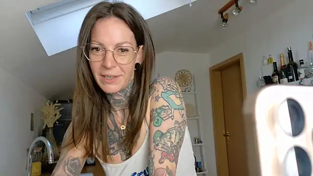 BrownieyQueen online show from April 3, 4:54 am