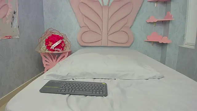 Snapshot of MaddyCute4u chatting on February 14, 6:19 pm MaddyCute4u online show from February 14, 6:19 pm