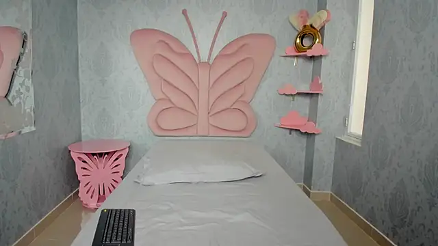 Snapshot of MaddyCute4u chatting on February 19, 4:55 pm MaddyCute4u online show from February 19, 4:55 pm