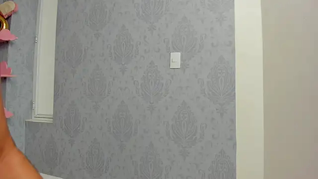 Snapshot of MaddyCute4u chatting on February 20, 6:02 pm MaddyCute4u online show from February 20, 6:02 pm