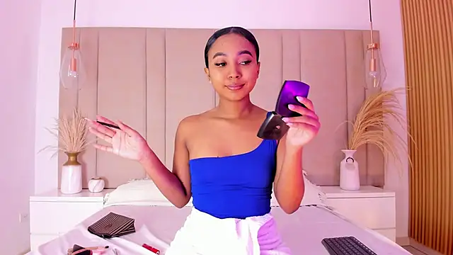 Snapshot of GabrielaLugo chatting on March 13, 11:41 am GabrielaLugo online show from March 13, 11:41 am