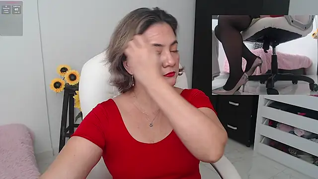 Snapshot of Chiraz_hasnaa chatting on December 3, 1:10 pm Chiraz hasnaa online show from December 3, 1:10 pm