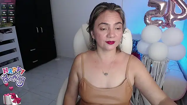 Snapshot of Chiraz_hasnaa chatting on January 11, 11:56 pm Chiraz hasnaa online show from January 11, 11:56 pm