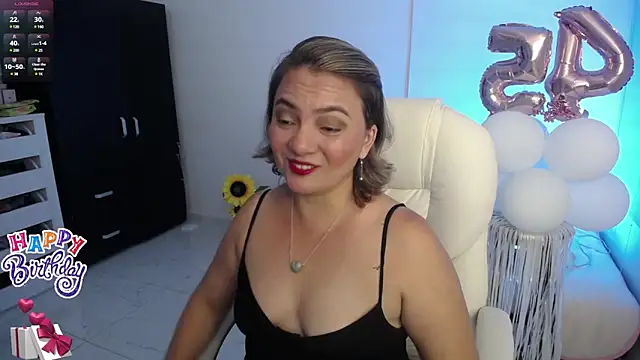 Snapshot of Chiraz_hasnaa chatting on January 12, 11:36 pm Chiraz hasnaa online show from January 12, 11:36 pm