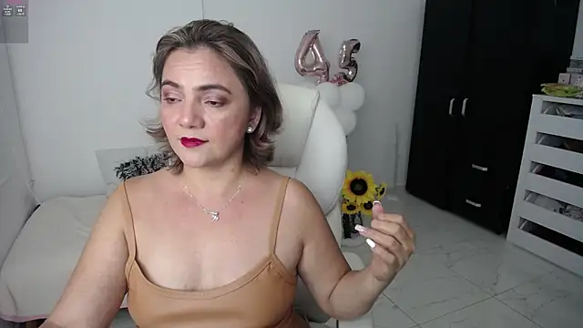 Snapshot of Chiraz_hasnaa chatting on January 25, 10:39 pm Chiraz hasnaa online show from January 25, 10:39 pm