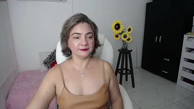 Snapshot of Chiraz_hasnaa chatting on February 20, 11:32 pm Chiraz hasnaa online show from February 20, 11:32 pm