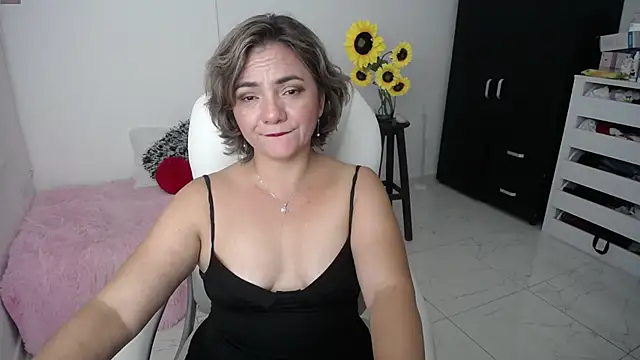 Snapshot of Chiraz_hasnaa chatting on February 22, 1:55 am Chiraz hasnaa online show from February 22, 1:55 am