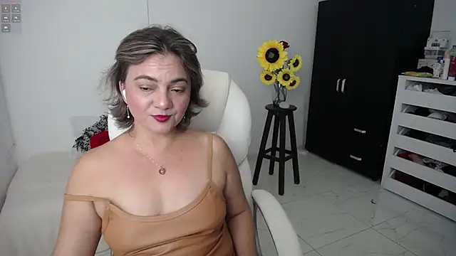 Snapshot of Chiraz_hasnaa chatting on March 9, 11:25 pm Chiraz hasnaa online show from March 9, 11:25 pm