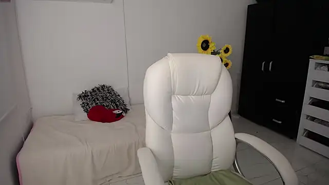 Snapshot of Chiraz_hasnaa chatting on March 15, 1:19 am Chiraz hasnaa online show from March 15, 1:19 am