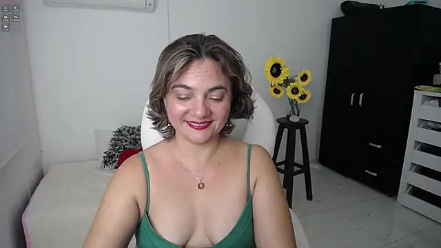 Snapshot of Chiraz_hasnaa chatting on March 16, 12:56 am Chiraz hasnaa online show from March 16, 12:56 am