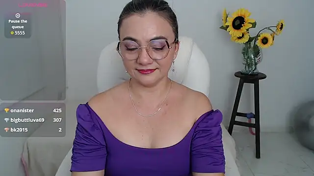 Snapshot of Chiraz_hasnaa chatting on October 25, 4:24 pm Chiraz hasnaa online show from October 25, 4:24 pm