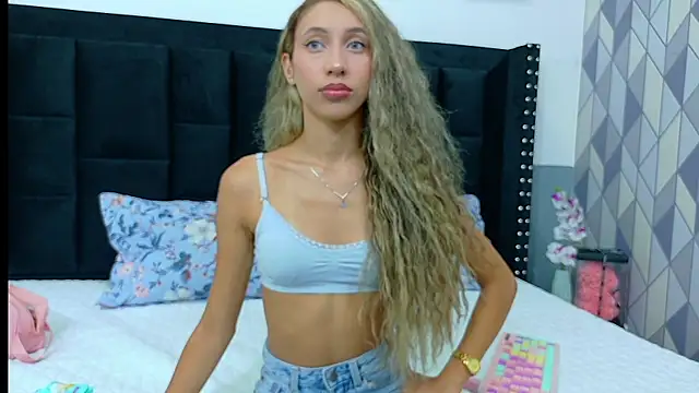 Beautifulskinny18 online show from April 17, 4:54 pm