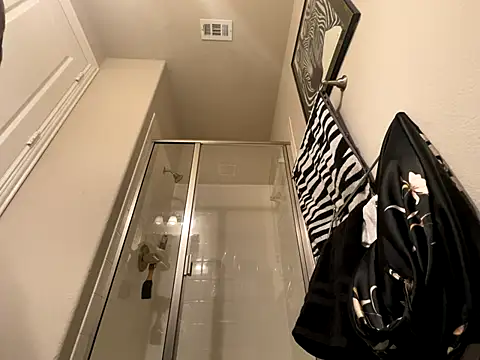 Snapshot of wynterheat chatting on December 15, 4:00 pm wynterheat online show from December 15, 4:00 pm