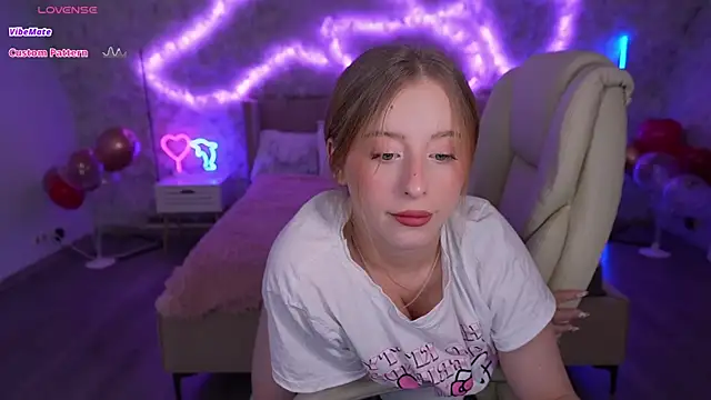 Snapshot of SilverrMoon chatting on February 19, 2:12 am SilverrMoon online show from February 19, 2:12 am