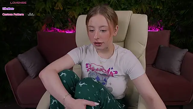 Snapshot of SilverrMoon chatting on February 23, 11:22 am SilverrMoon online show from February 23, 11:22 am