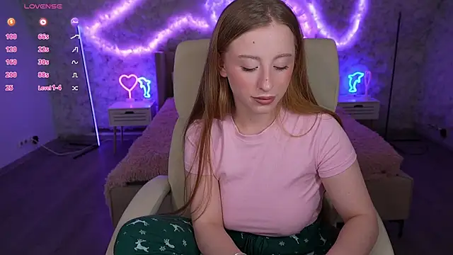 Snapshot of SilverrMoon chatting on March 4, 2:17 am SilverrMoon online show from March 4, 2:17 am