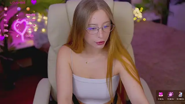 Snapshot of SilverrMoon chatting on October 9, 1:42 pm SilverrMoon online show from October 9, 1:42 pm