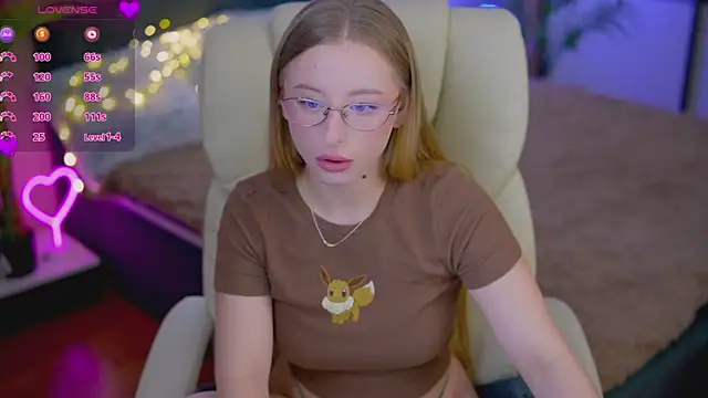 Snapshot of SilverrMoon chatting on October 21, 7:36 pm SilverrMoon online show from October 21, 7:36 pm