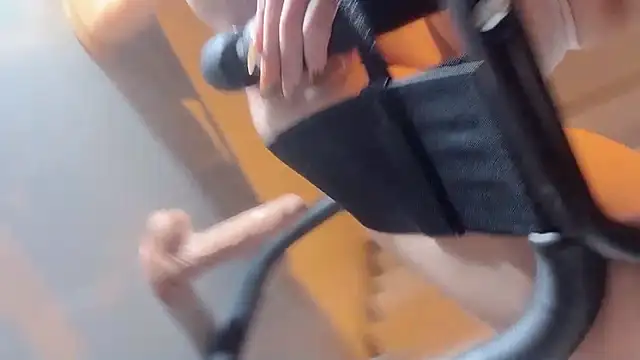 Snapshot of Krismil3 chatting on November 10, 12:09 am Krismil3 online show from November 10, 12:09 am