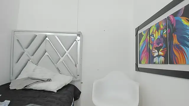 Snapshot of leslyylove chatting on February 12, 3:18 am leslyylove online show from February 12, 3:18 am