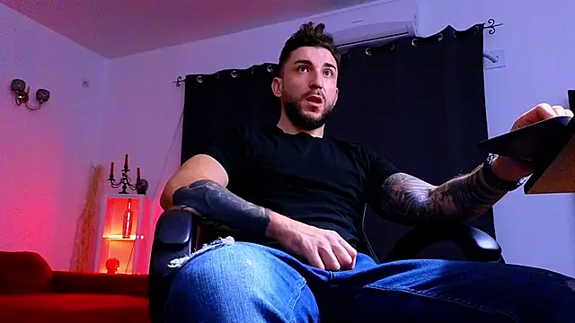 Snapshot of MightyAaron66 chatting on November 12, 4:46 am MightyAaron66 online show from November 12, 4:46 am