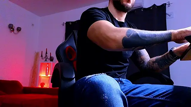 Snapshot of MightyAaron66 chatting on November 13, 4:44 am MightyAaron66 online show from November 13, 4:44 am