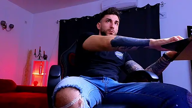 Snapshot of MightyAaron66 chatting on November 21, 3:38 am MightyAaron66 online show from November 21, 3:38 am