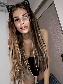 Snapshot of cuteluci_ chatting on January 13, 2:42 pm cuteluci online show from January 13, 2:42 pm