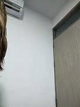 Snapshot of cuteluci_ chatting on January 19, 12:28 am cuteluci online show from January 19, 12:28 am