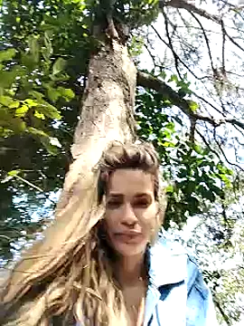 Snapshot of cuteluci_ chatting on February 2, 3:07 pm cuteluci online show from February 2, 3:07 pm