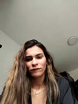 Snapshot of cuteluci_ chatting on February 16, 3:48 pm cuteluci online show from February 16, 3:48 pm