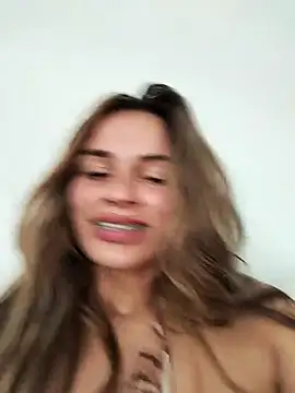 Snapshot of cuteluci_ chatting on February 17, 5:43 pm cuteluci online show from February 17, 5:43 pm