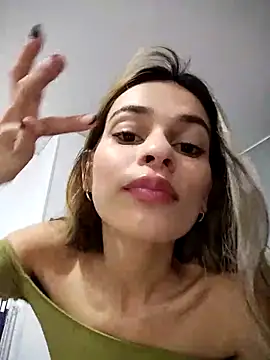 Snapshot of cuteluci_ chatting on March 7, 10:45 am cuteluci online show from March 7, 10:45 am