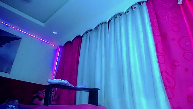 NahomiCamper online show from September 24, 2:31 pm