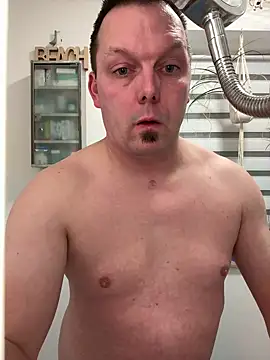 Snapshot of rundum40 chatting on February 9, 5:54 pm rundum40 online show from February 9, 5:54 pm