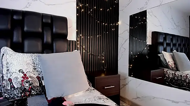 Snapshot of AuroraBon chatting on October 8, 9:18 am AuroraBon online show from October 8, 9:18 am